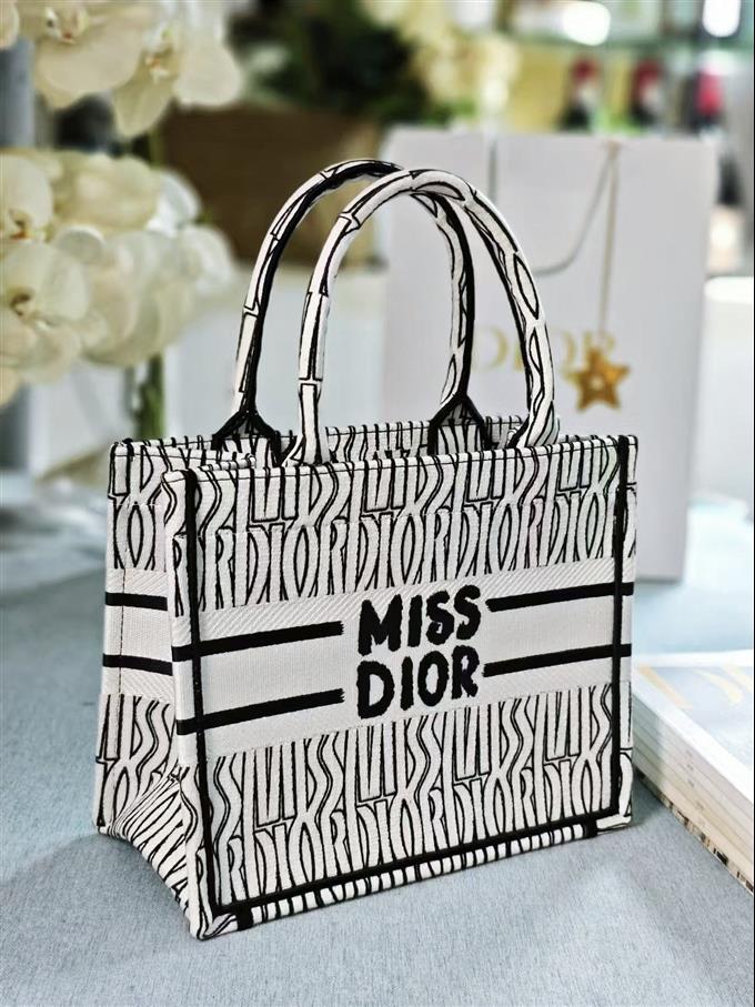 2025228Y550P20384447