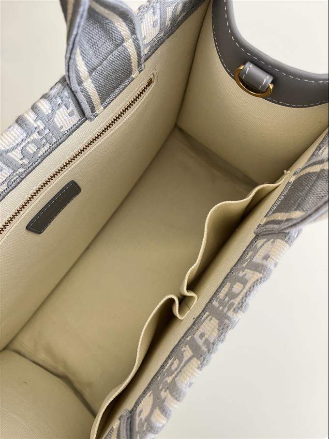 2025228Y700P21229674