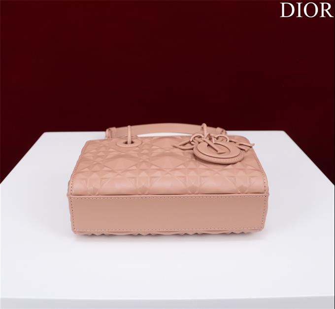 2025228Y650P204352674