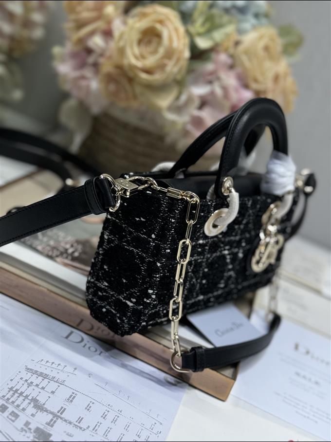 2025228Y650P20444440