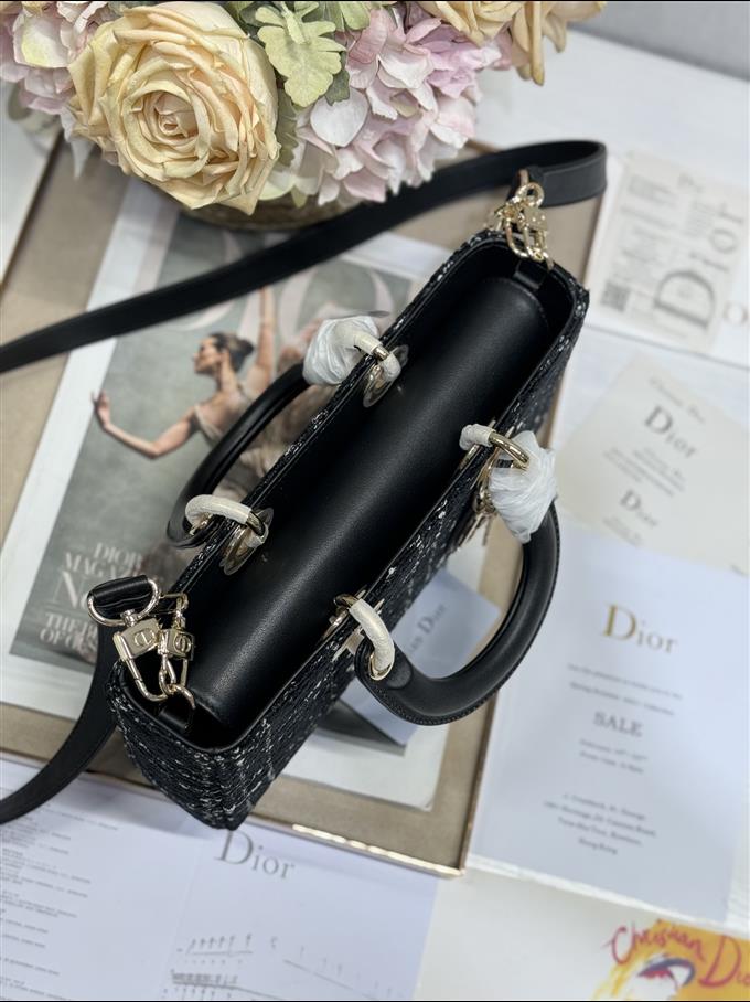 2025228Y700P20444596