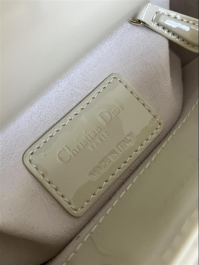 2025228Y600P20561221