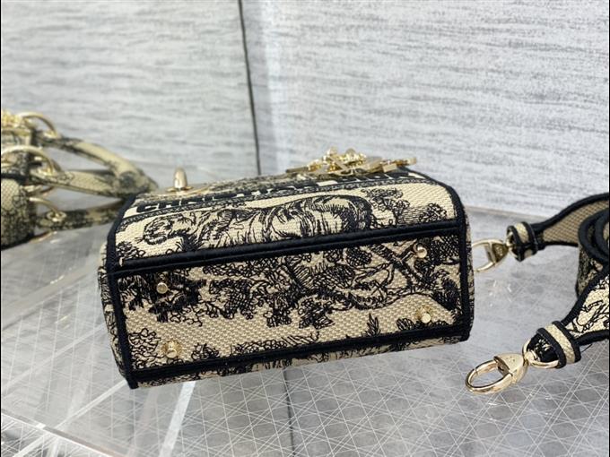 2025228Y600P20568391