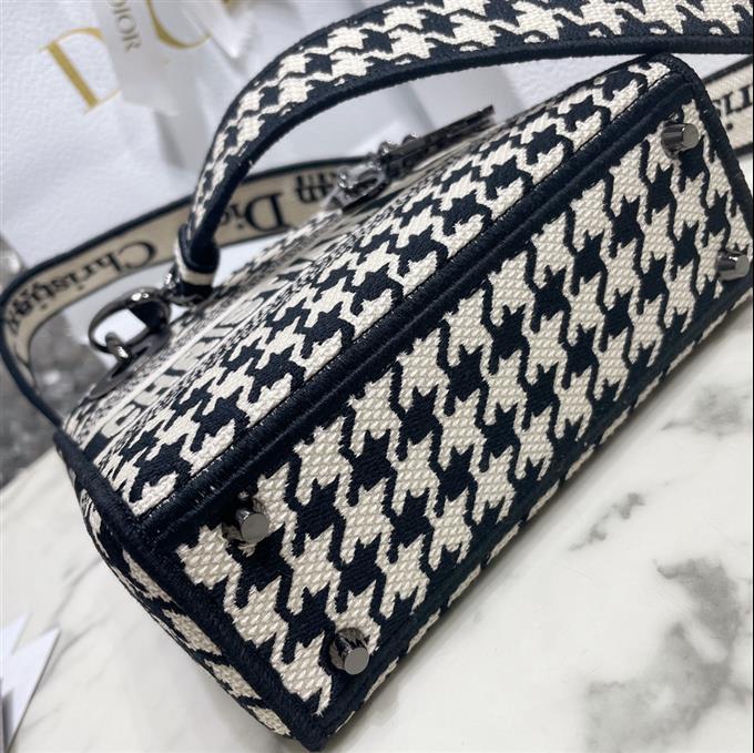 2025228Y600P212521204