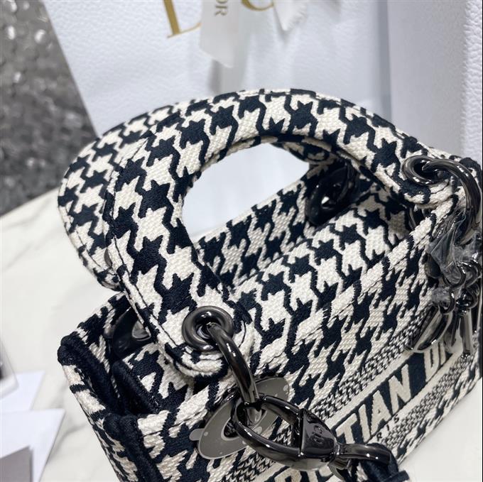 2025228Y600P212521219