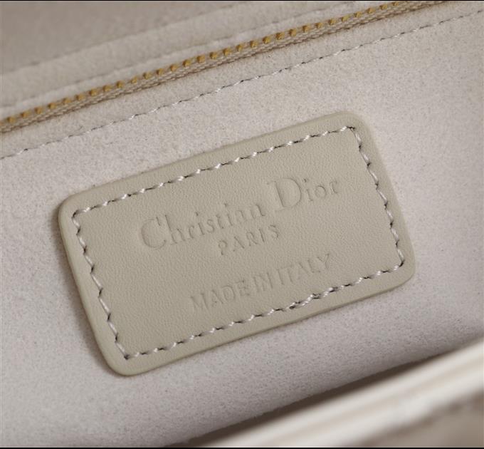 2025228Y700P211610615