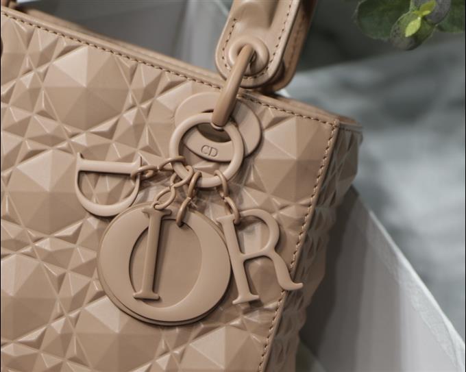 2025228Y700P222458718