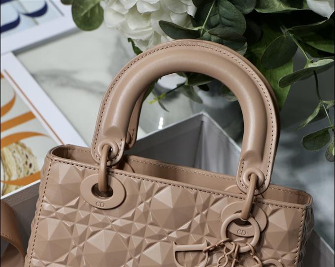 2025228Y700P222458734