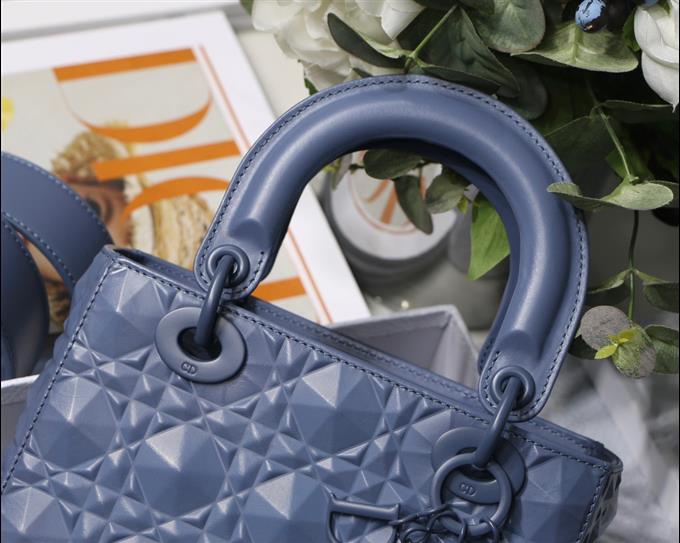 2025228Y750P211614672