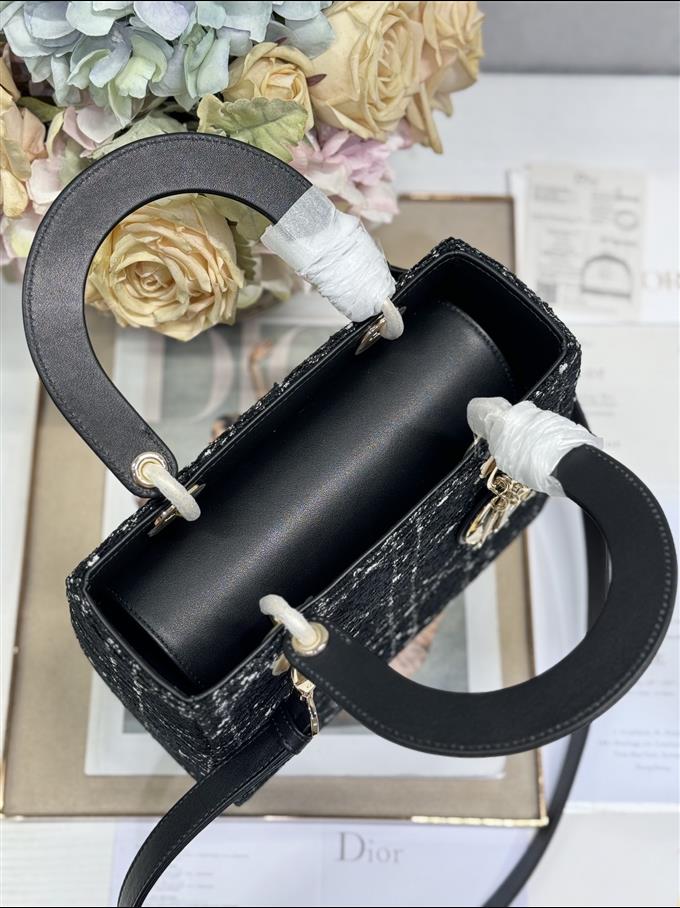 2025228Y700P205722575