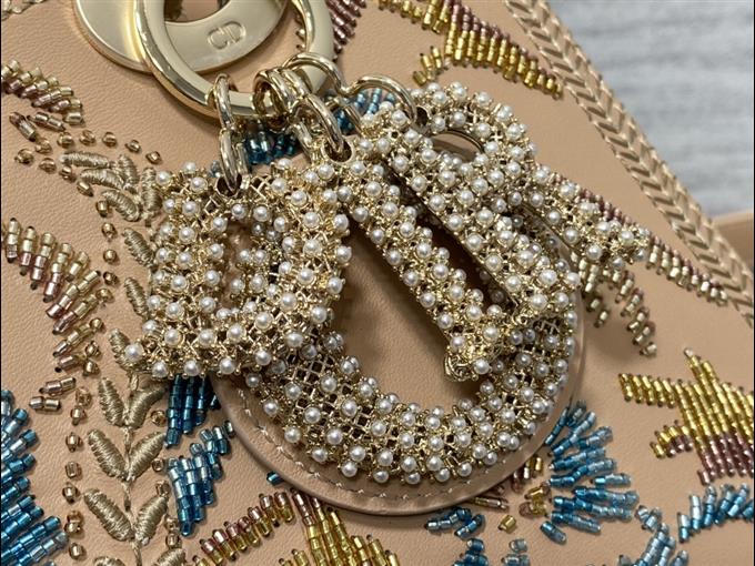 2025228Y2300P222946370