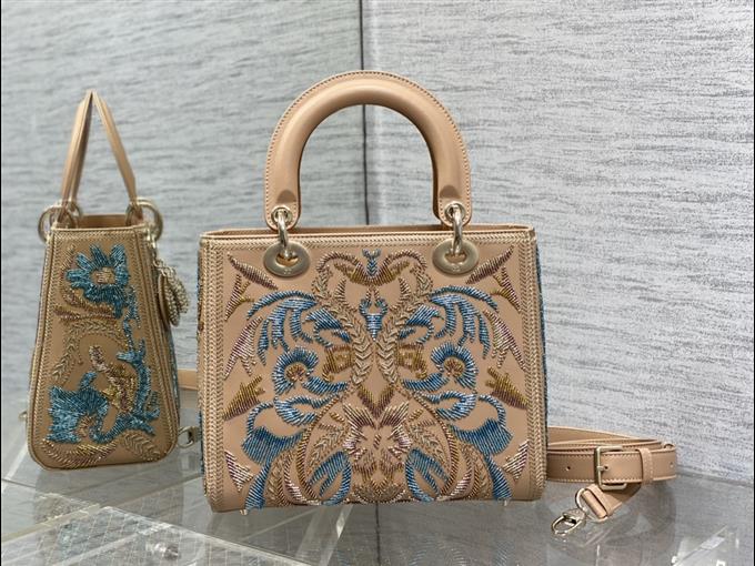 2025228Y2300P222946386