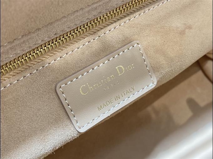 2025228Y2300P222946466