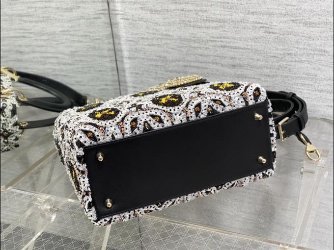 2025228Y2300P222946576