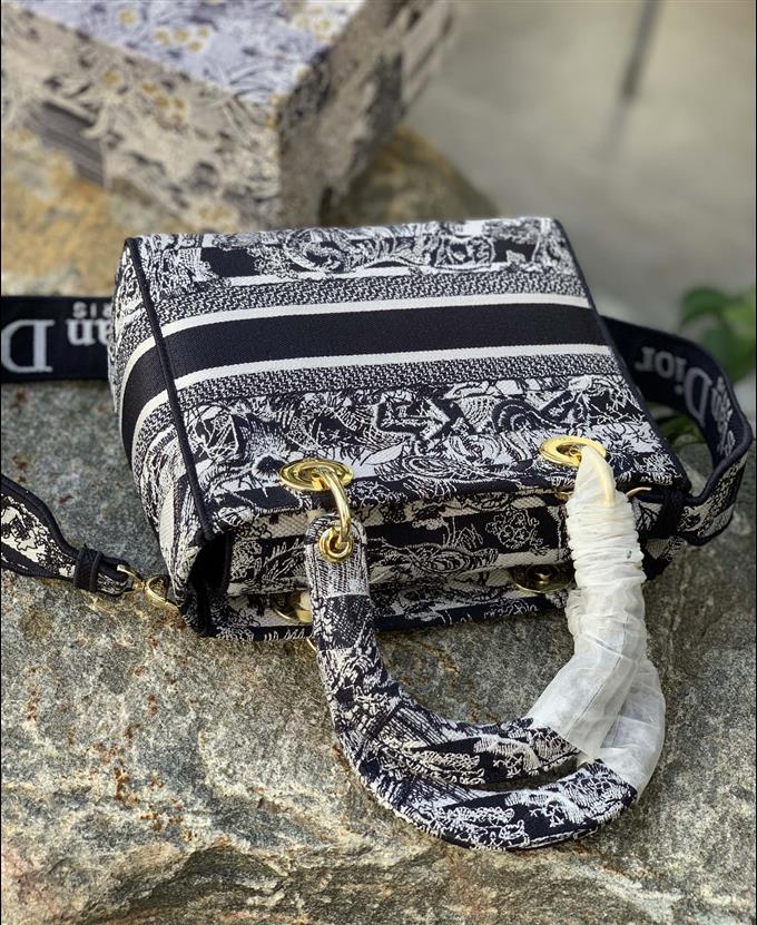 2025228Y900P21233123