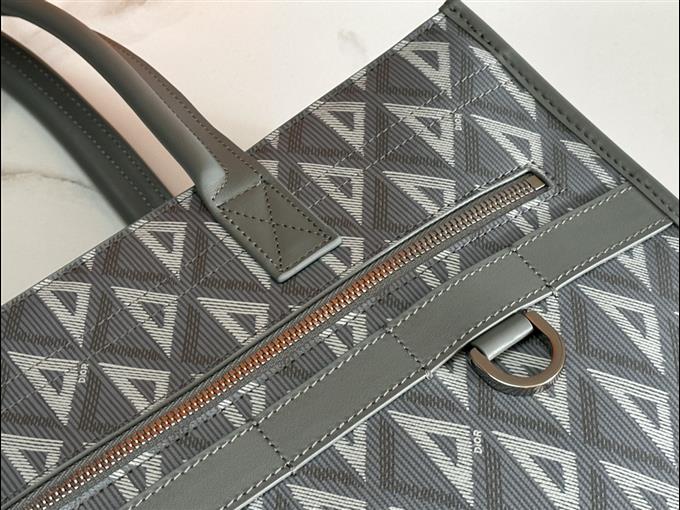 2025228Y550P211947107