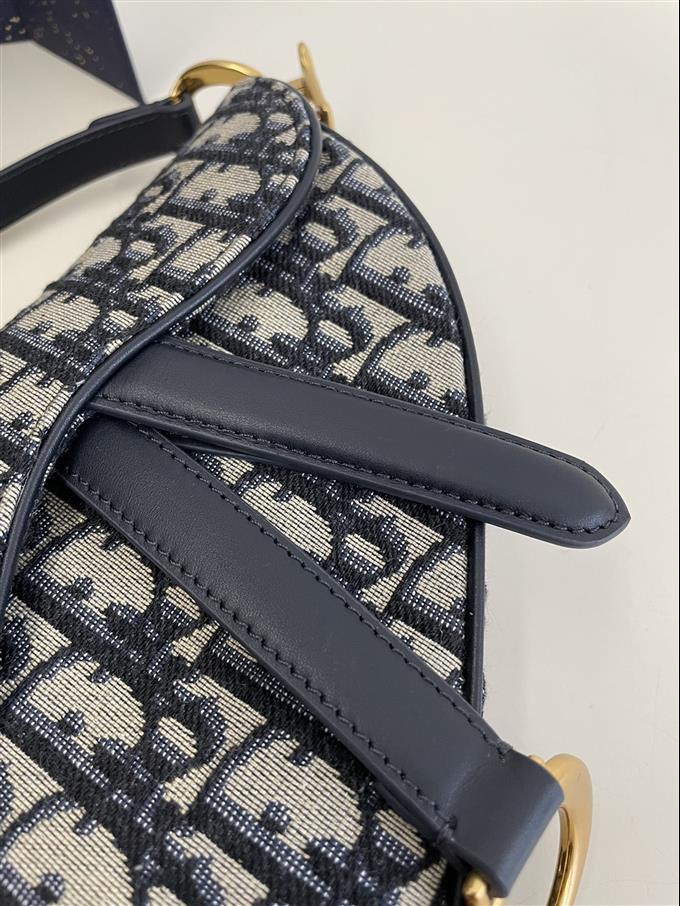 2025228Y550P21235841