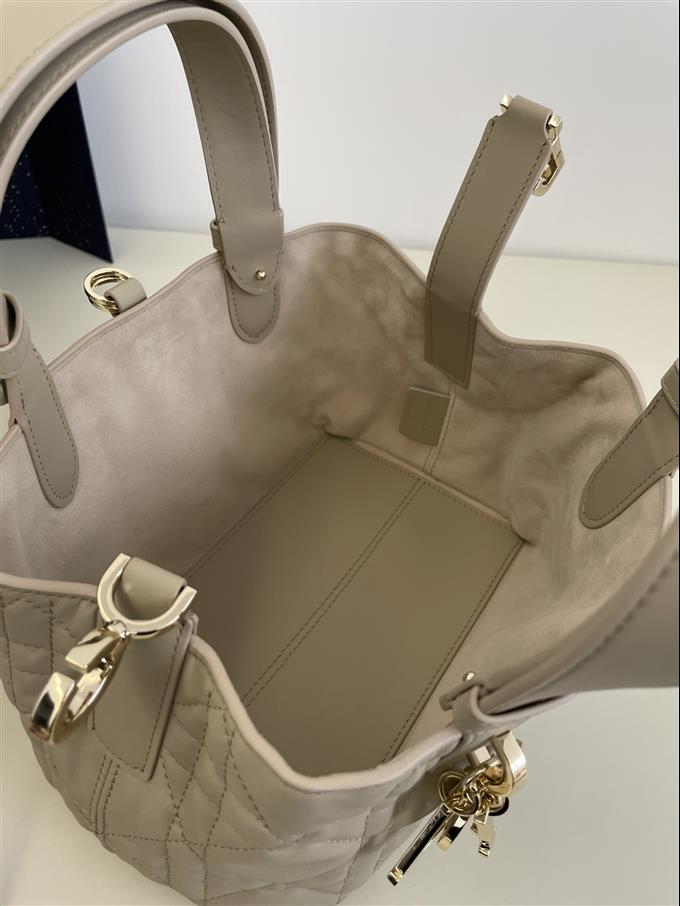 2025228Y800P212657639