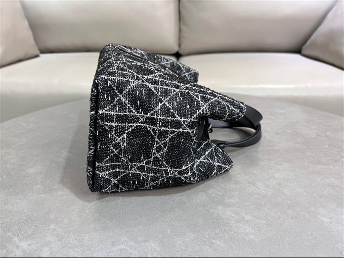 2025228Y850P21273772