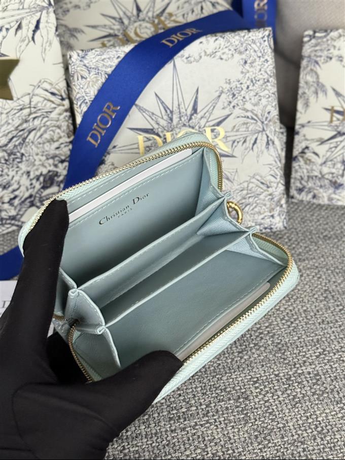 2025228Y270P182136168