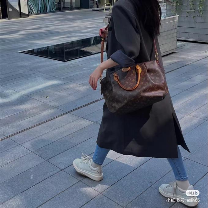 2025224M48813215748152